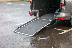 Véhicule TPMR avec rampe handicapé